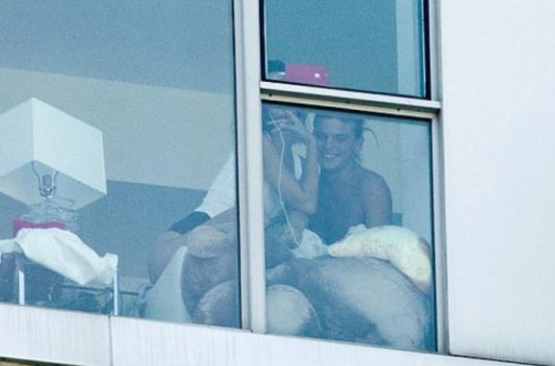 MÜSƏLMAN MILYARDERIN MODEL QIZI EVINDƏ BU VƏZIYYƏTDƏ GÖRÜNTÜLƏNDI - FOTOLAR