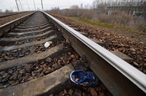 ARVADINI QATAR RELSINƏ BAĞLAYARAQ ÖLDÜRDÜ - ÖZÜ ISƏ INTIHAR ETDI