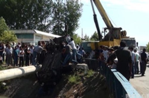 AĞCABƏDIDƏ AVTOMOBIL KÖRPÜDƏN KANALA DÜŞDÜ, YARALI VAR - VİDEO