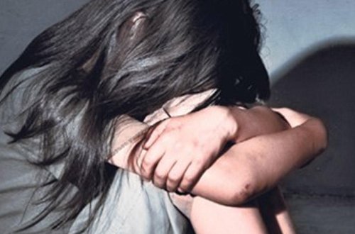 78 YAŞLI KIŞI IKI QIZ UŞAĞINI ZORLADI - EVINI DAŞA BASDILAR