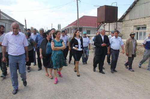 Qənirə Paşayeva güclü dolunun böyük zərər vurduğu Əlimərdanlı kəndində – Foto