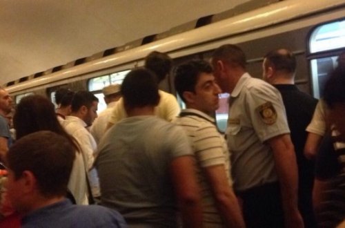 akı metrosunda bədbəxt hadisə: özünü qatarın altına atdı - FOTO