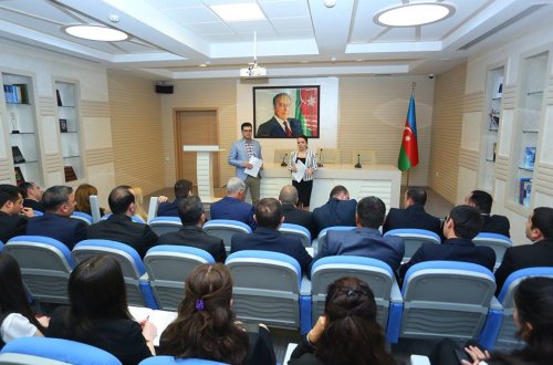 Binəqədi rayon İcra Hakimiyyətində ingilis dili tədris olunur.