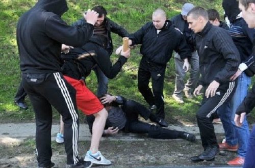 BAKIDA BAZARDA KÜTLƏVI DAVA: BIR NƏFƏR YEDDI BIÇAQ ZƏRBƏSI ALIB