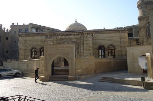 “CÜMƏ” MƏSCIDI ƏTRAFINDA QALMAQAL