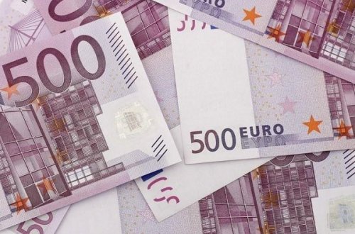 GÖMRÜKÇÜLƏR ALT PALTARINDA GIZLƏDILƏN KÜLLI MIQDARDA PULU MÜSADIRƏ ETDI