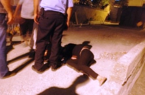 POLIS HAMILƏ QADINI UŞAQLARININ GÖZÜ QARŞISINDA... - QAN DONDURAN HADISƏ - VİDEO