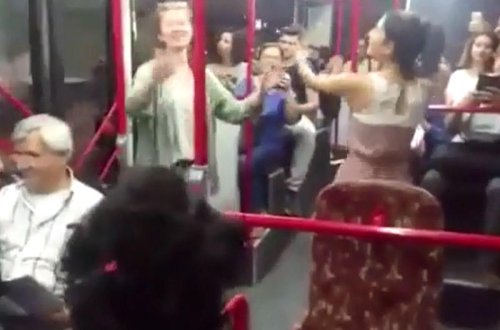 DAHA BIR AVTOBUS QALMAQALI - İKI ŞORTIKLI QIZ... - VİDEO