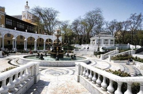 FILARMONIYA BAĞINDA DƏHŞƏT: GƏNC DAMARLARINI DOĞRADI