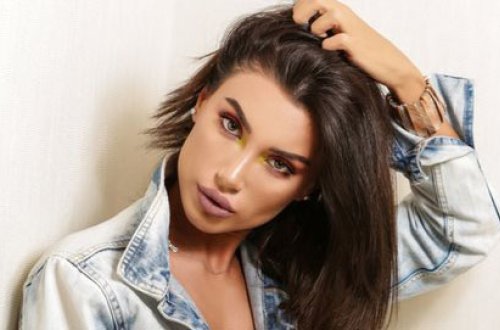 Azərbaycanlı model soyundu, elə pozlar verdi ki... - HAMI ONDAN DANIŞIR/FOTOLAR