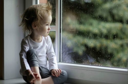 BAKIDA ÜÇ YAŞLI UŞAQ IKINCI MƏRTƏBƏDƏN YIXILDI