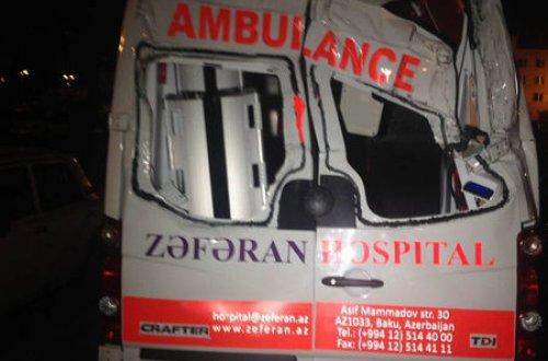 BAKIDA AMBULANS AŞDI: XƏSARƏT ALANLAR VAR - FOTO
