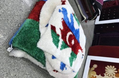 Bakıda Azərbaycan bayrağı təsvirli ayaqaltı istehsal olunur -  “Florido” ŞİRKƏTİNDƏN BİABIRÇI ADDIM