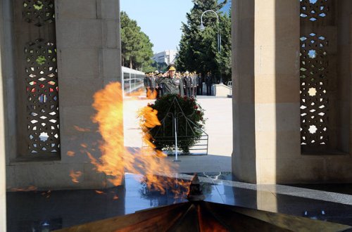 MÜDAFIƏ NAZIRLIYININ RƏHBƏRLIYI FƏXRI XIYABANDA – FOTO