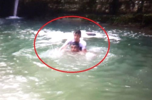 ŞƏLALƏDƏ BOĞULAN 17 YAŞLI OĞLANIN SON ÇIRPINIŞLARI - VİDEO