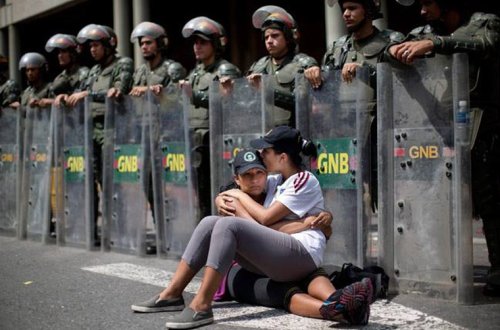 Venesuelada gərgin anlar — Millət vəkilləri döyüldü, polis helikopteri Ali Məhkəməyə hücum etdi