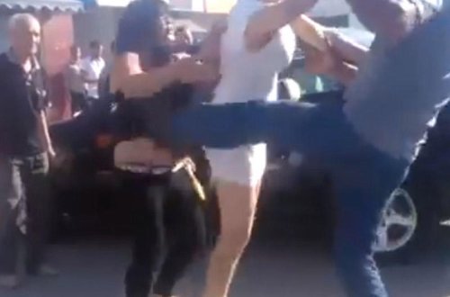 Bakıda qadın kişini polisin gözü qarşısında yerə sərdi: 