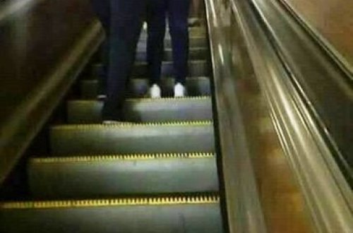 Bakı metrosunda BİABIRÇILIQ: Kişi tanımadığı qadının arxasına... - FOTO