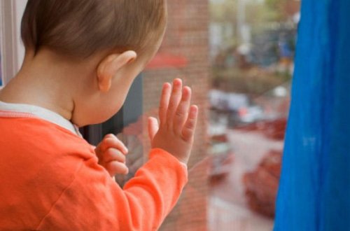 Bakıda 3 yaşlı uşaq üçüncü mərtəbədən yıxılıb