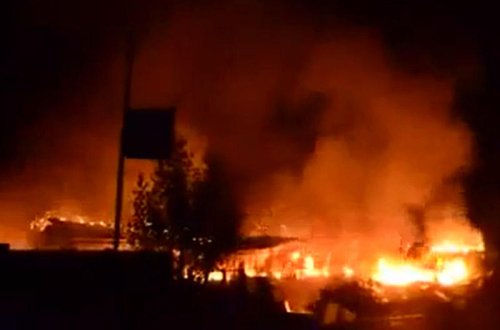 İŞ ADAMINI ÇAY EVINDƏ BIÇAQLADILAR - GECƏ SAATLARINDA MAĞAZALARI YANDIRILDI - VİDEO