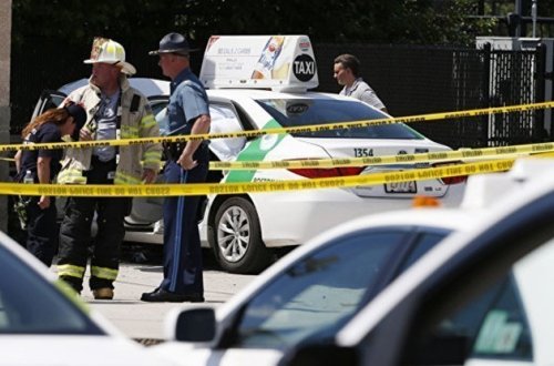 Taksini kütlənin üzərinə sürdü - Yaralananlar var