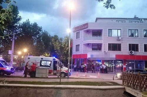 SON DƏQİQƏ: Məhkəmə binasına hücum - 1 polis öldü + Fotolar