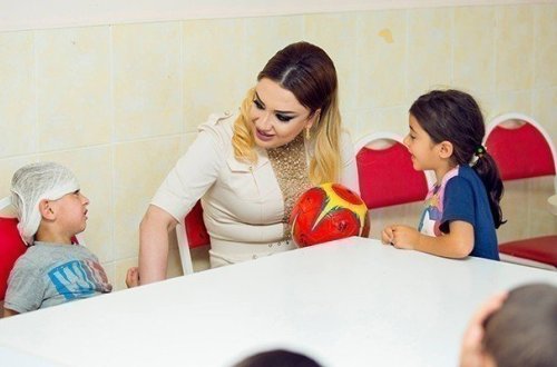 Tanınmış ginekoloq kimsəsiz uşaqları sevindirdi (FOTOLAR)