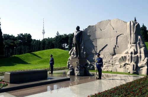 AZƏRBAYCAN XİN-IN NÜMAYƏNDƏ HEYƏTI FƏXRI XIYABANI VƏ ŞƏHIDLƏR XIYABANINI ZIYARƏT ETDI