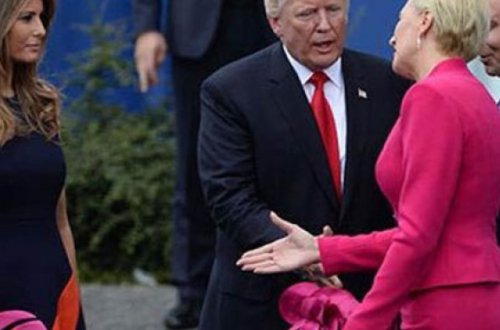 TRAMP ƏLINI UZATDI, 1-CI LEDI SALAMINI ALMADI - VIDEO