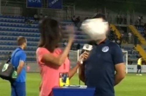 Canlı yayım zamanı top aparıcının üzünə dəydi - VİDEO