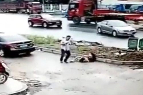 DƏHŞƏT! Xəyanət edən arvadını küçədə ölənə qədər bıçaqladı - VİDEO - 18+