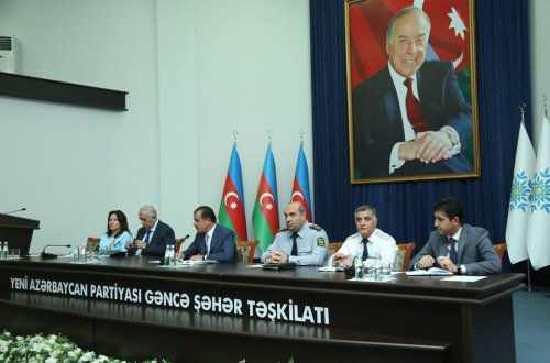 Gəncə şəhər İcra Hakimiyyətinin başçısı şəhər fəalları ilə görüşüb