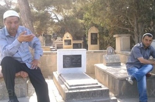 Qəbiristanlıqlarda ölülərə Youtube-dan Quran oxudurlar - Mollalardan imtina edilir