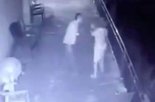 Qısqanc ər arvadını eyvandan atdı - VİDEO