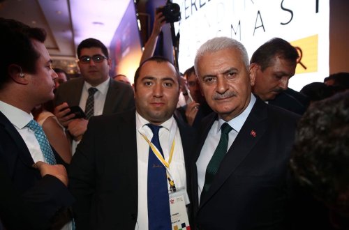 Azərbaycanlı baş redaktor Binəli Yıldırımla görüşə üzərində Heydər Əliyevin imzası olan qalstukla qatılıb