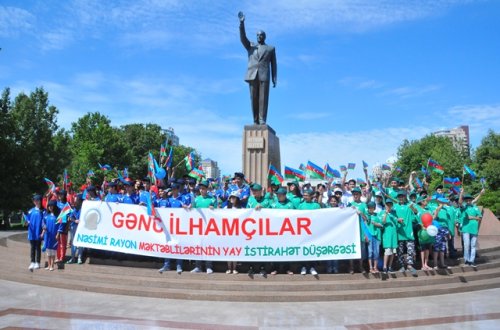 Nəsimi rayonunun “Gənc İlhamçılar”ı  Qubaya istirahətə yola düşdülər