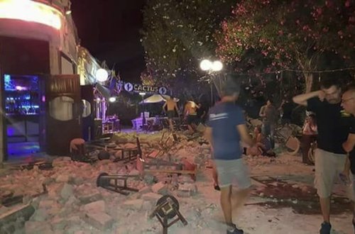 Turistlər gecəni çimərlikdə keçirib - Zəlzələdə 2 nəfər öldü + Fotolar