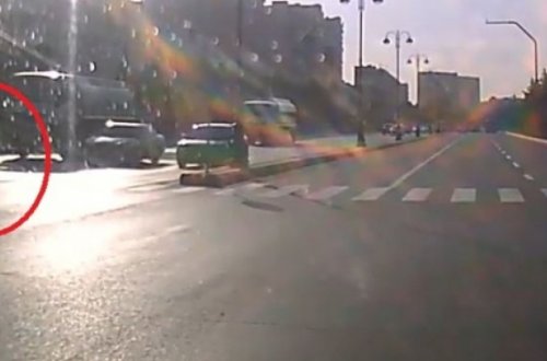 BAKIDA PIYADA YOLU KEÇƏRKƏN SON ANDA ÖLÜMDƏN XILAS OLDU (VİDEO)