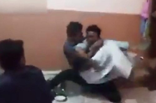 Bədəninə cin girən şəxs ətrafdakılara hücum etdi - Hindistanda - VİDEO