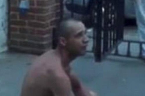 Məscidin önündə lüt soyunub müsəlmanlara söydü - VİDEO