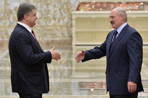 Yarıçılpaq qız Poroşenko ilə Lukaşenkonun görüşünü pozmağa çalışdı – VİDEO