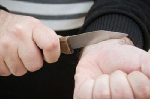 Bakıda gənc damarlarını kəsdi