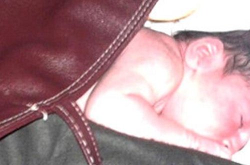 Həyata 1-0 məğlub başladı: yeni doğulan körpəni zibilliyə atdılar - Türkiyədə - VİDEO