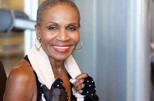 81 yaşlı nənə bədəni ilə heyran edir - VİDEO