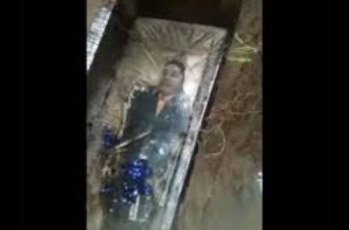 15 il sonra qəbri açdılar - Cəsəd çürüməyib,gülür-VİDEO(18+)