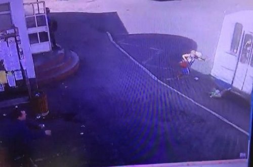 Rusiyada avtobus uşağı yol ilə sürüyüb – VİDEO