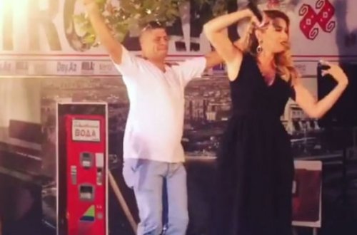 Roza Zərgərli səhnədə ərəb turistlərlə birgə rəqs etdi – VİDEO