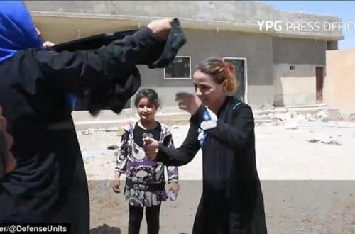 Müsəlman qadınlar çadralarından, kişilərsə saqqallarından qurtulmağa başladı - FOTO/VİDEO