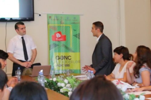 Gəncədə keçirilən təlimlərdə sosial medianın gənclərin həyatındakı əhəmiyyətindən danışılıb