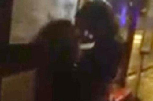 Dayanacaqda intim əlaqəyə girdilər: sərnişinlər yarım saat onları gözlədi - FOTO